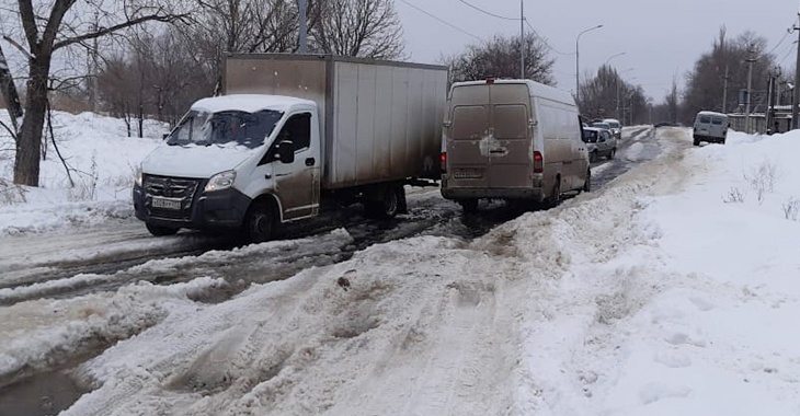 Дырявый трубопровод уже неделю заливает дорогу в Волгограде