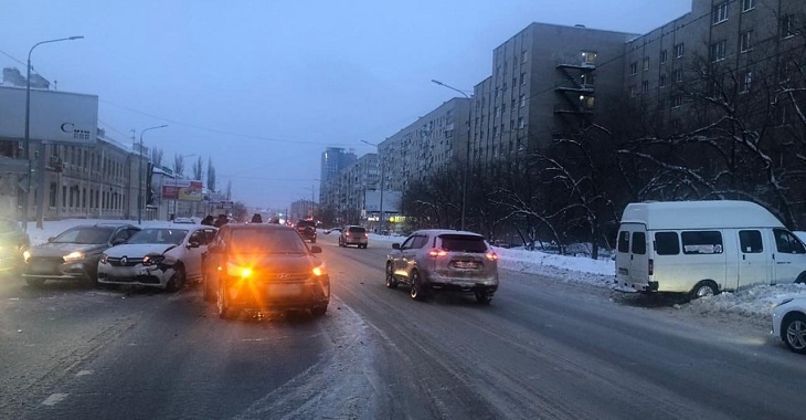 Водитель «Газели» спровоцировал массовое ДТП в центре Волгограда