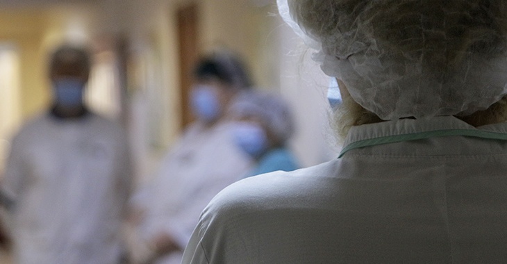 «Все не уместятся»: чиновники объяснились за очереди в волгоградских поликлиниках