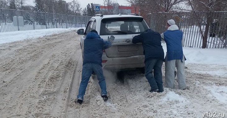 Внедорожник застрял в снежной каше в центре Волгограда