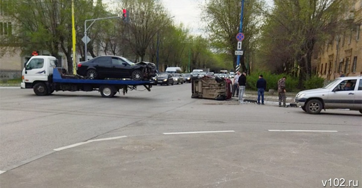 V102 волгоград происшествия. Волжский авария Логинова. ДТП Волжский позавчера. ДТП ул.Ленина Волжский Волгоградская область.