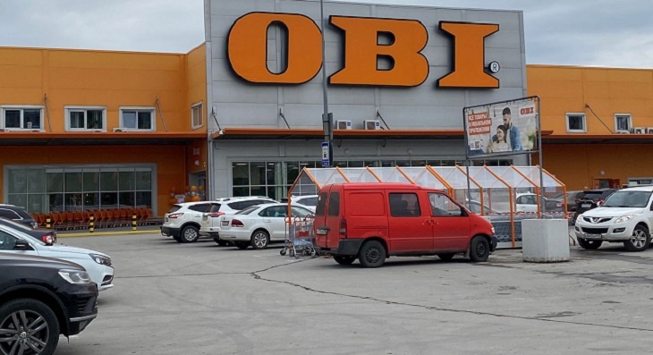 «Дороговато, конечно»: магазин OBI в Волгограде гирляндами шаров встретил редких покупателей