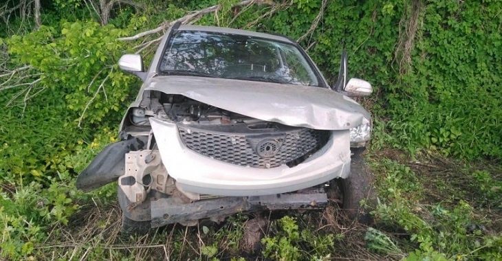 На трассе в Волгоградской области пострадал водитель опрокинувшегося внедорожника