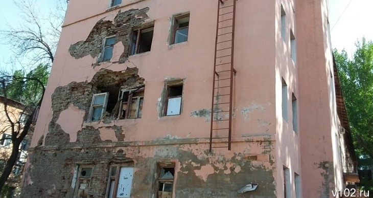 «Ищите себе жилье»: в Волгограде до конца мая законсервируют горевшее общежитие