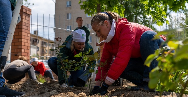 Волонтеры РУСАЛа высадили более 100 декоративных кустарников в реабилитационном центре Волгограда