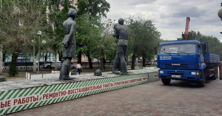 В Волгограде с памятника комсомольцам сняли плитку