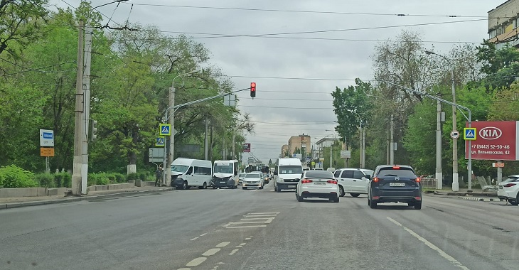 ДТП с участием «Нивы» и двух маршруток произошло в Волгограде