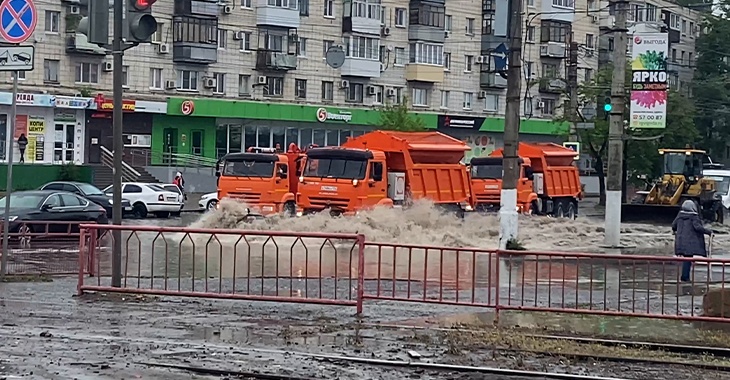 Самый затопленный перекресток в Волгограде осушают снегоуборщики: видео
