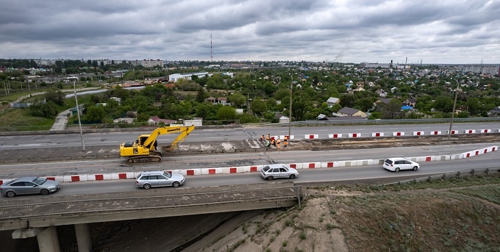 В Волгограде с высоты показали ремонт предаварийного путепровода № 8