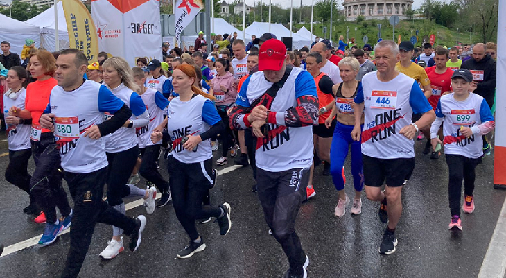 Дождь не помеха: сотни марафонцев вышли на старт в Волгограде