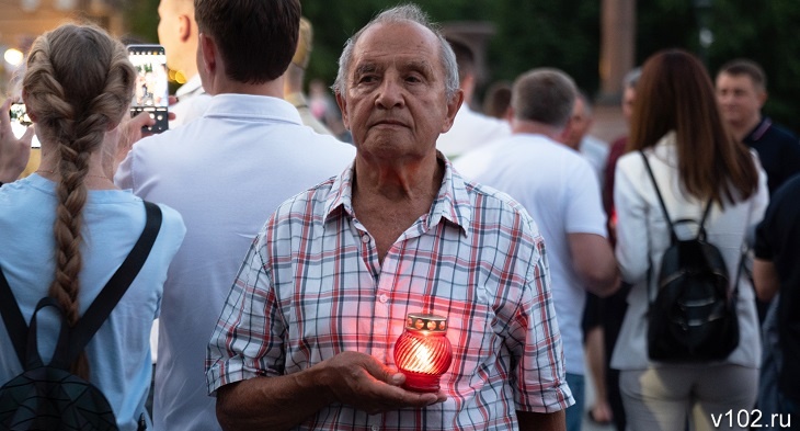В Волгограде зажгли тысячи свечей в память о ВОВ и в поддержку СВО: фоторепортаж
