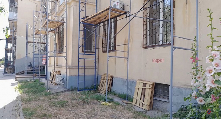 В центре Волгограда с двух домов украли строительные леса