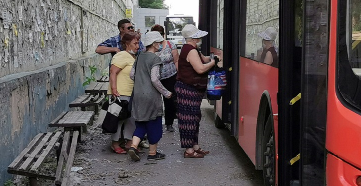 «Пенсионеров, видимо, не жалко»: волгоградцы со страхом набиваются в дачные автобусы