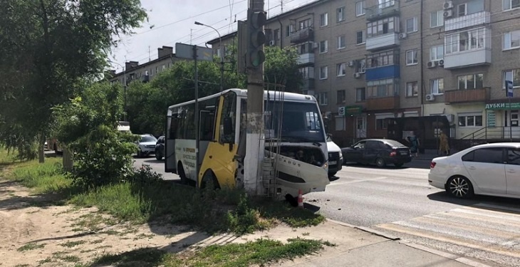 В Волгограде водитель автобуса № 59 устроил ДТП с пострадавшими