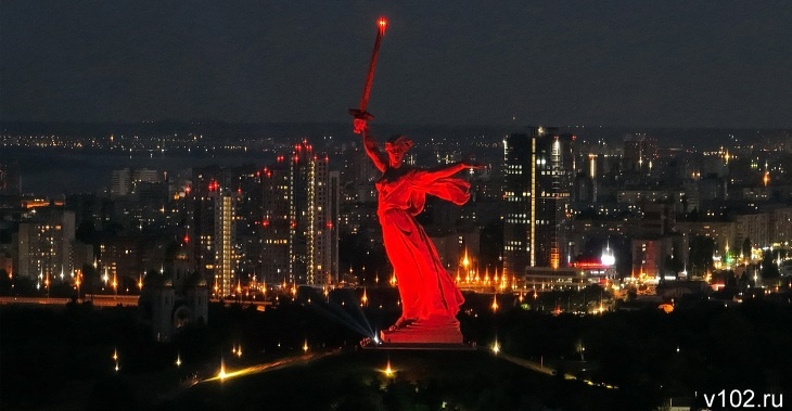 «Родину-мать» в Волгограде осветили лазерами в день Парада Победителей
