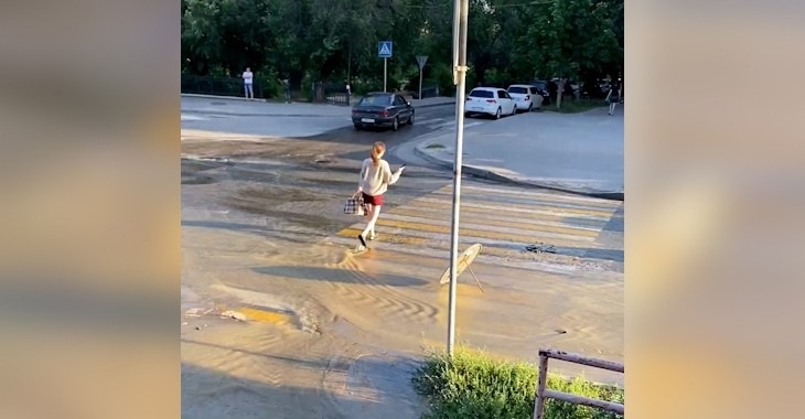 В Волгограде из-за коммунальной аварии перекрыли дорогу до утра 27 июня