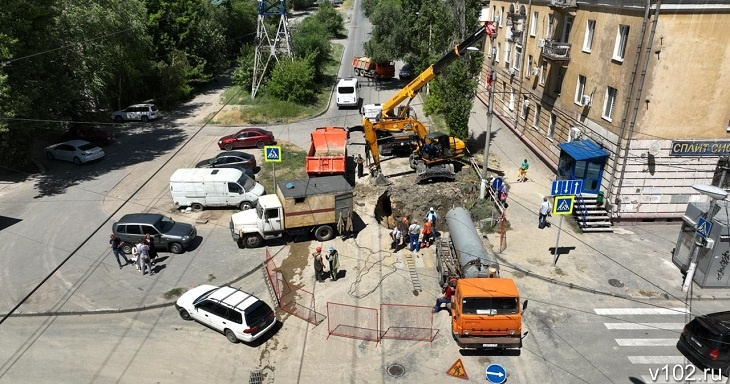 На севере Волгограда устраняют аварию на магистральном трубопроводе: фото