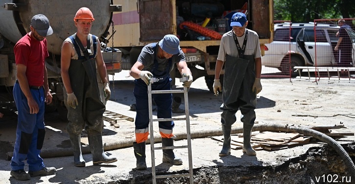«Сейчас откачивают воду»: в Волгограде устраняют новую аварию на сетях