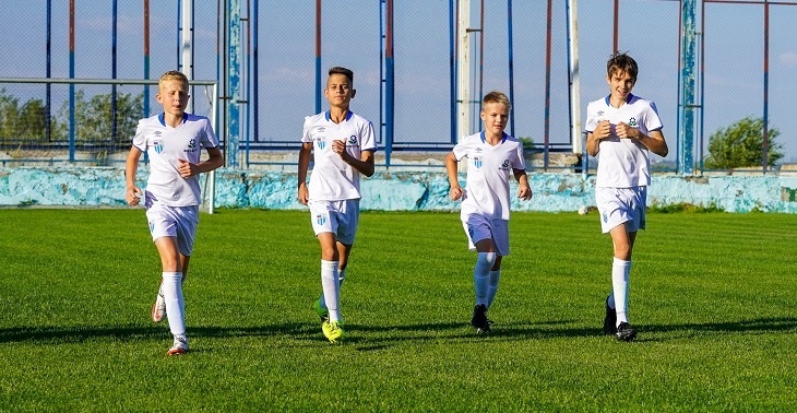Идеальный газон и новая спортивная форма: кто в Волгоградской области поддерживает детский спорт