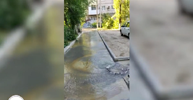 В Волгограде из-за порыва на трубе затопило двор на проспекте Жукова