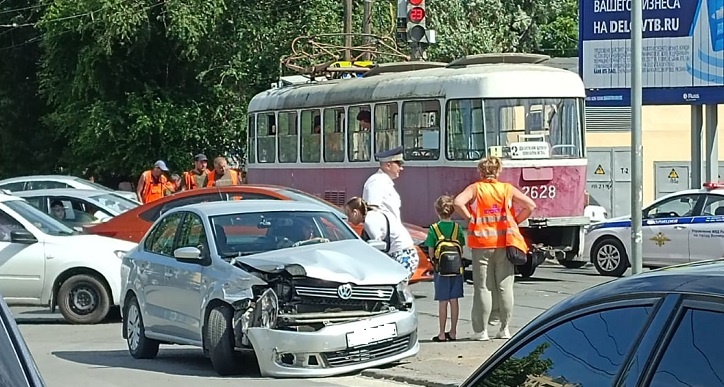 В Волгограде трамваи встали из-за ДТП с легковушкой