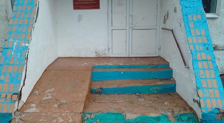 На родине сенатора от Волгоградской области с родителей потребовали деньги на  ремонт крыльца  школы