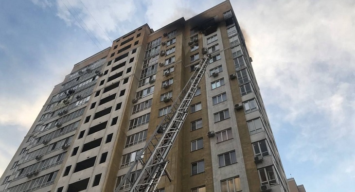 В Волгограде тушат пожар на 16-ом этаже высотки