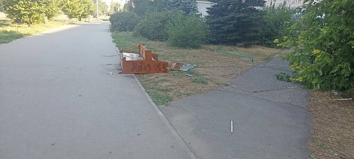 «Недолго музыка играла»: в Волжском вандалы повредили уличное пианино