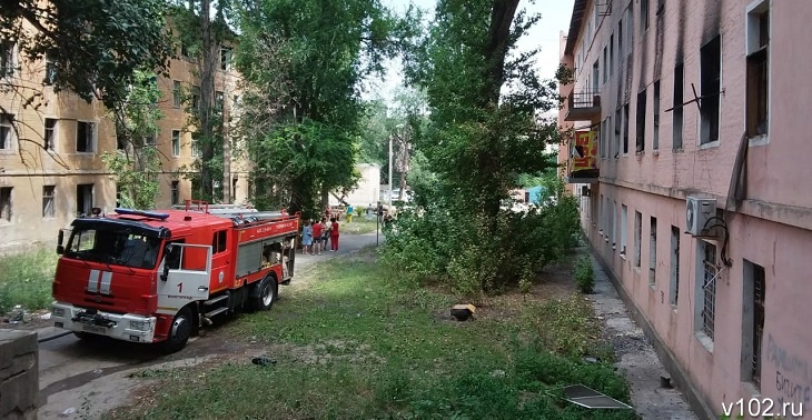 В Волгограде в четвертый раз загорелось бывшее общежитие на Жолудева