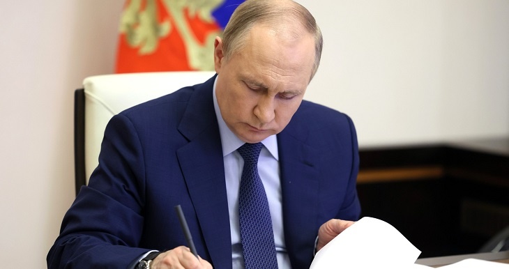 Владимир Путин подписал законы об отцах и детях и материнском капитале