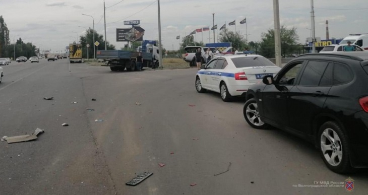 Водитель грузовика устроил массовое ДТП с иномарками в Волгограде