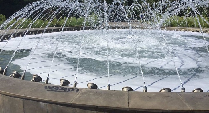 Вода и куча пены: хулиганы превратили в джакузи фонтан в парке 70-летия Победы в Волгограде