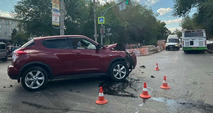 В Волгограде неуступчивый водитель после ДТП въехал в столб