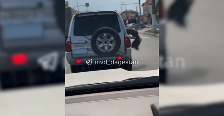 «Простите, не уследил»: из машины с волгоградскими номерами в Дагестане выпала девушка