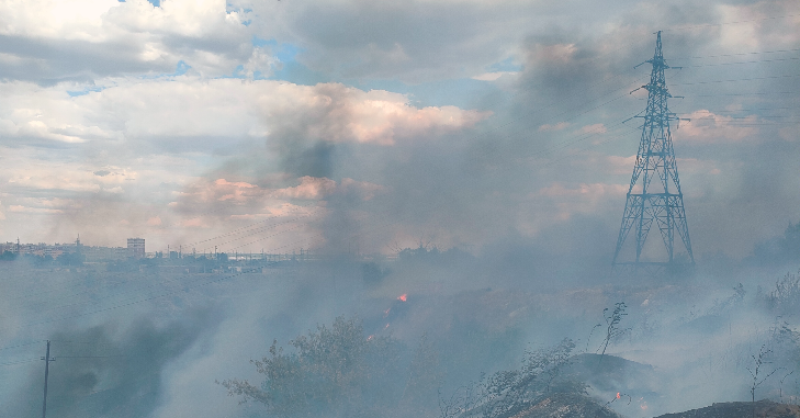 Сгорело шесть строений: на севере Волгограда локализовали пожар на площади в 15 га