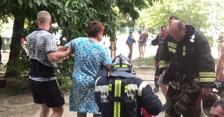 В Волгограде на ул. Чебышева эвакуировали 22 жильца дома в противогазах