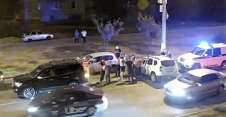 В Волгограде иномарка на светофоре протаранила три машины