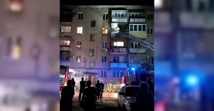В Волжском потушили пожар  в доме, где зимой произошел взрыв