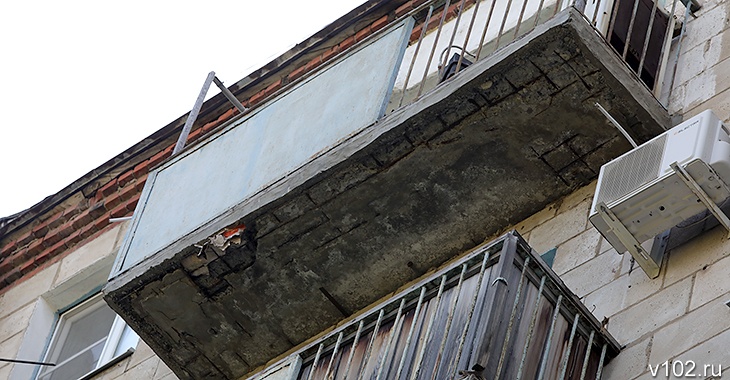 В Волжском с балкона шестого этажа сорвался 40-летний мужчина