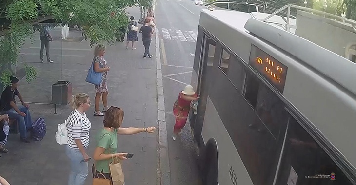«Прищемил и протащил»: момент травмирования пенсионерки в троллейбусе попал на видео