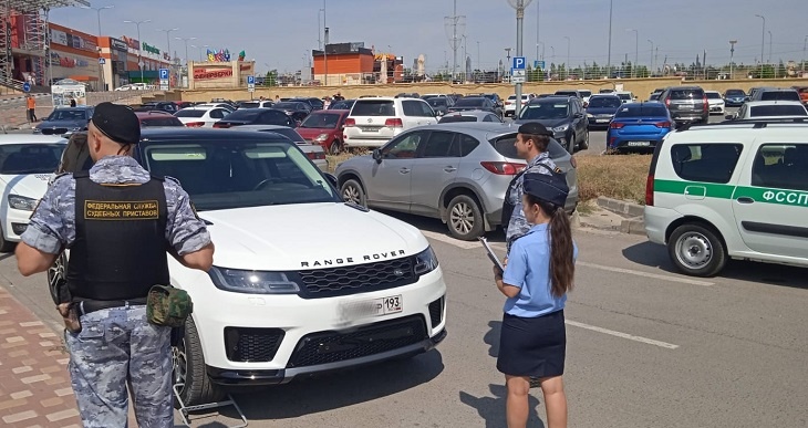 Волгоградские приставы арестовали 18 автомобилей на парковке у ТРК «Мармелад»