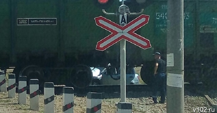В Волгоградской области грузовой поезд снес «десятку»