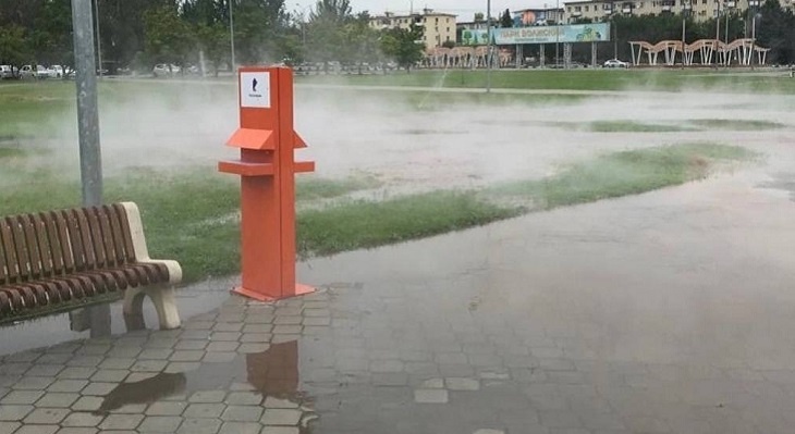 В центре Волжского прорвало трубопровод с горячей водой