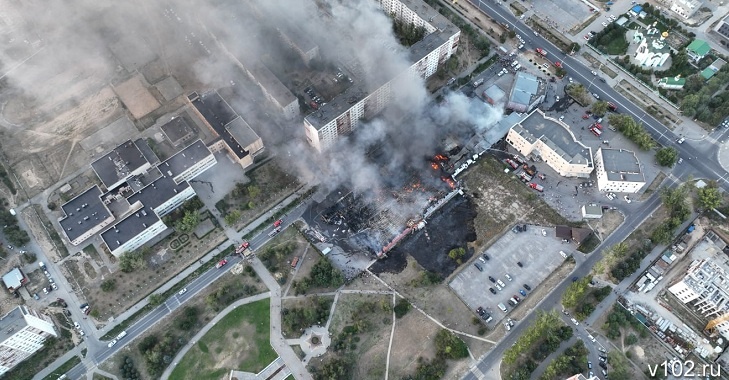 «В балкон залетел горящий обломок»: что известно о пожаре в 9-этажке рядом с горящим рынком в Волжском
