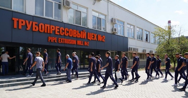 Футболисты «Ротора» встретились с коллективом Волжского трубного завода