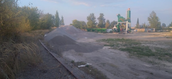 «Живем, как на полигоне»: страшные звуки на стройке бетонного завода пугают детей в Новониколаевке