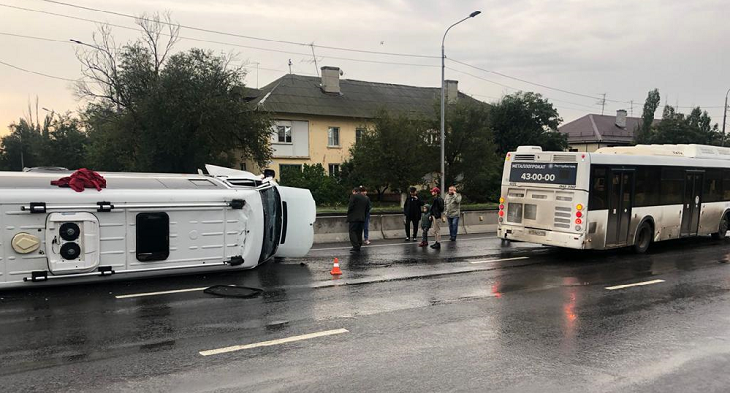 Маршрутка из Элисты перевернулась в Волгограде и врезалась в автобус