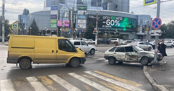 Водитель «девятки» подставил под удар пассажирку в Волгограде – видео
