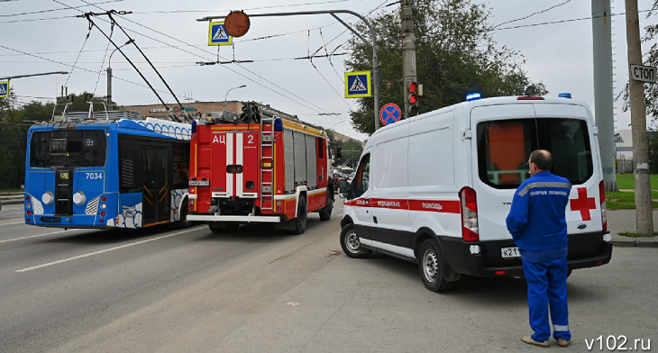 «Здесь скорая и полиция»: в Волгограде оперативные службы окружили троллейбус