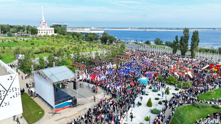 «Россия своих не бросает»: сотни волгоградцев пришли на митинг в поддержку референдума в ЛДНР